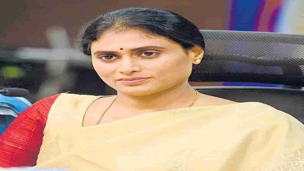 YS Sharmila: ఆత్మహత్య చేసుకున్న రైతు ఇంటి ముందు మెరుపు దీక్షకు దిగిన వైఎస్‌ షర్మిల.. అడ్డుకున్న పోలీసులు..