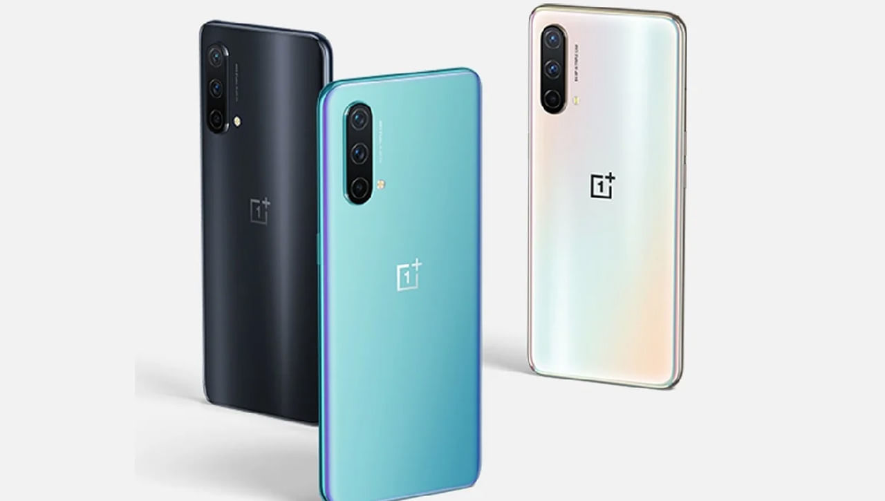 OnePlus Nord CE 5G: తక్కువ బడ్జెట్‌లో వన్‌ప్లస్‌ బ్రాండ్‌లో అందుబాటులో ఉన్న స్మార్ట్‌ఫోన్స్‌లో వన్‌ప్లాస్‌ నార్డ్‌ సీఈ 5జీ ఫోన్‌ ఒకటి. ఈ ఫోన్‌ రూ. 24,999కి అందుబాటులో ఉంది. ఇక ఇందులో 6.43 ఇంచెస్‌ అమోఎల్‌ఈడీ డిస్‌ప్లేను అందించారు. క్వాల్కమ్‌ స్నాప్‌డ్రాగన్‌ 750జీ ప్రాసెసర్‌ను అందించిన ఈ ఫోన్‌లో 4500 ఎమ్‌ఏహెచ్‌ బ్యాటరీని ఇచ్చారు. ఇక ఇందులో 64 మెగా పిక్సెల్స్‌ రెయిర్‌ కెమెరాతో పాటు 16 మెగా పిక్సెల్స్‌ ఫ్రంట్ కెమెరాను అందించారు. 