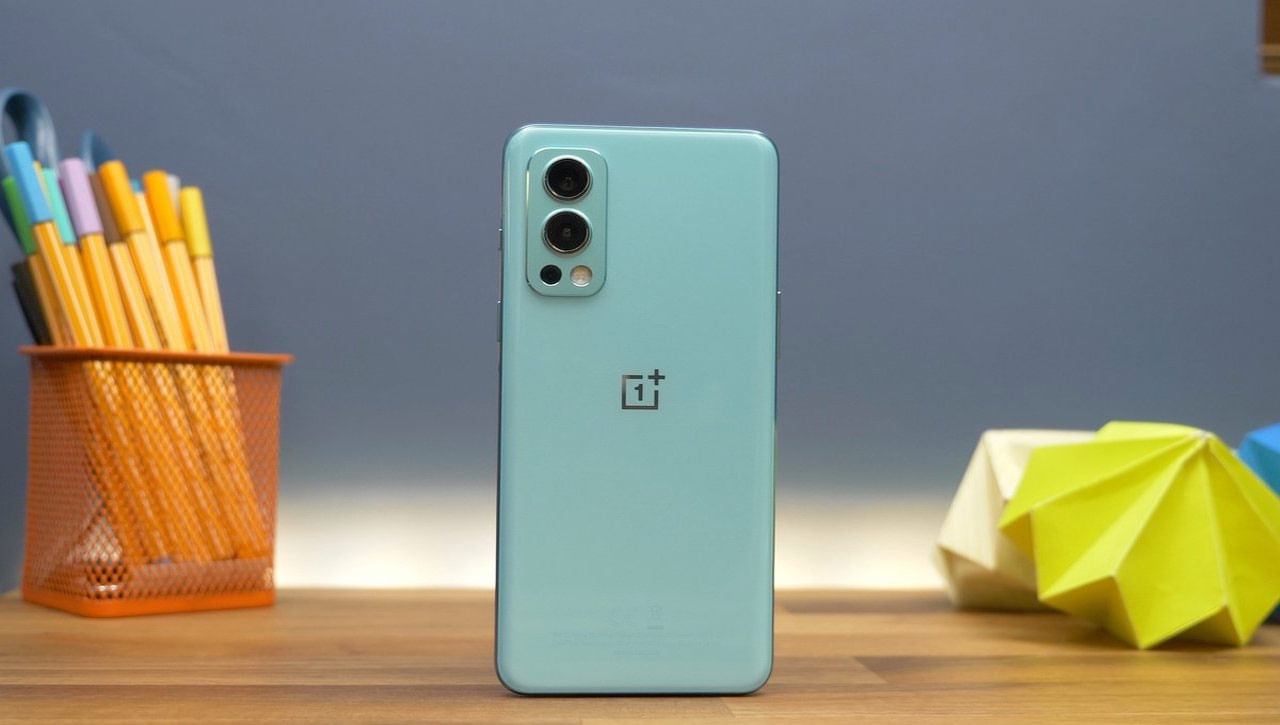  Oneplus Nord 2: సేల్‌లో భాగంగా వన్‌ప్లస్‌ నార్డ్ 2 స్మార్ట్‌ఫోన్‌ రూ. 29,999కి అందుబాటులో ఉంది. 8జీబీ ర్యామ్‌+128 జీబీ స్టోరేజ్‌తో ఈ ఫోన్‌ను ఐసీఐసీఐ క్రెడిట్ కార్డ్‌తో కొనుగోలు చేస్తే రూ. 2000 వరకు తగ్గింపును పొందవచ్చు. ఇక పాత ఫోన్‌ను ఎక్స్ఛేంజ్ చేయడం ద్వారా మ్యాగ్జిమం రూ. 16,950 తగ్గింపు పొందొచ్చు. 