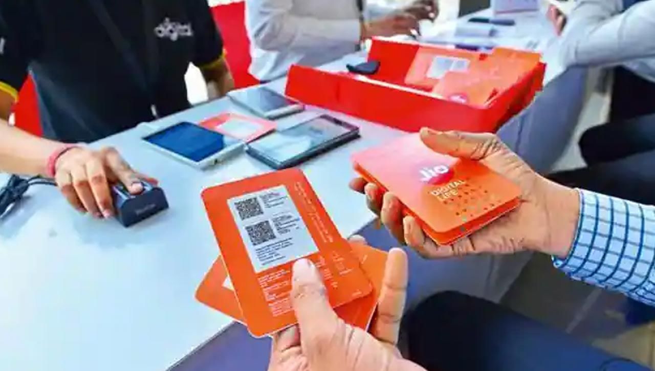 ఈ-కేవైసీ వెరిఫికేషన్‌ పేరుతో వచ్చే ఫోన్‌ కాల్స్‌ కానీ మెసేజ్‌ల విషయంలో అత్యంత జాగ్రత్తగా ఉండాలని, ఏ నెంబర్‌ నుంచి పడితే ఆ నెంబర్‌ నుంచి వచ్చిన మెసేజ్‌కు స్పందించకూడదని తెలిపింది. 