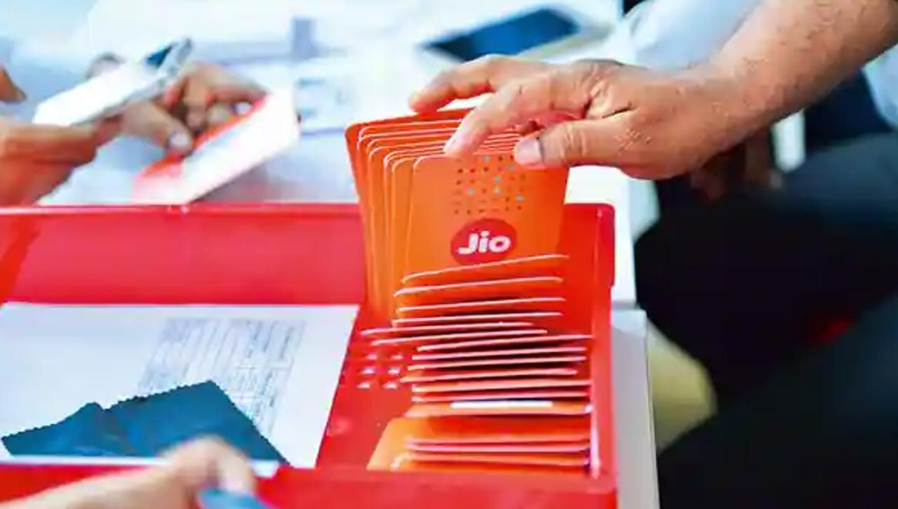 ఈ-కేవైసీ పూర్తి చేయకపోతే మీ కనెక్షన్‌ డిస్‌కనెక్ట్‌ అవుతుందని జియో కస్టమర్‌ కేర్‌ పేరిటి ఎలాంటి కాల్‌ వచ్చినా నమ్మకండి అని జియో తెలిపింది. 