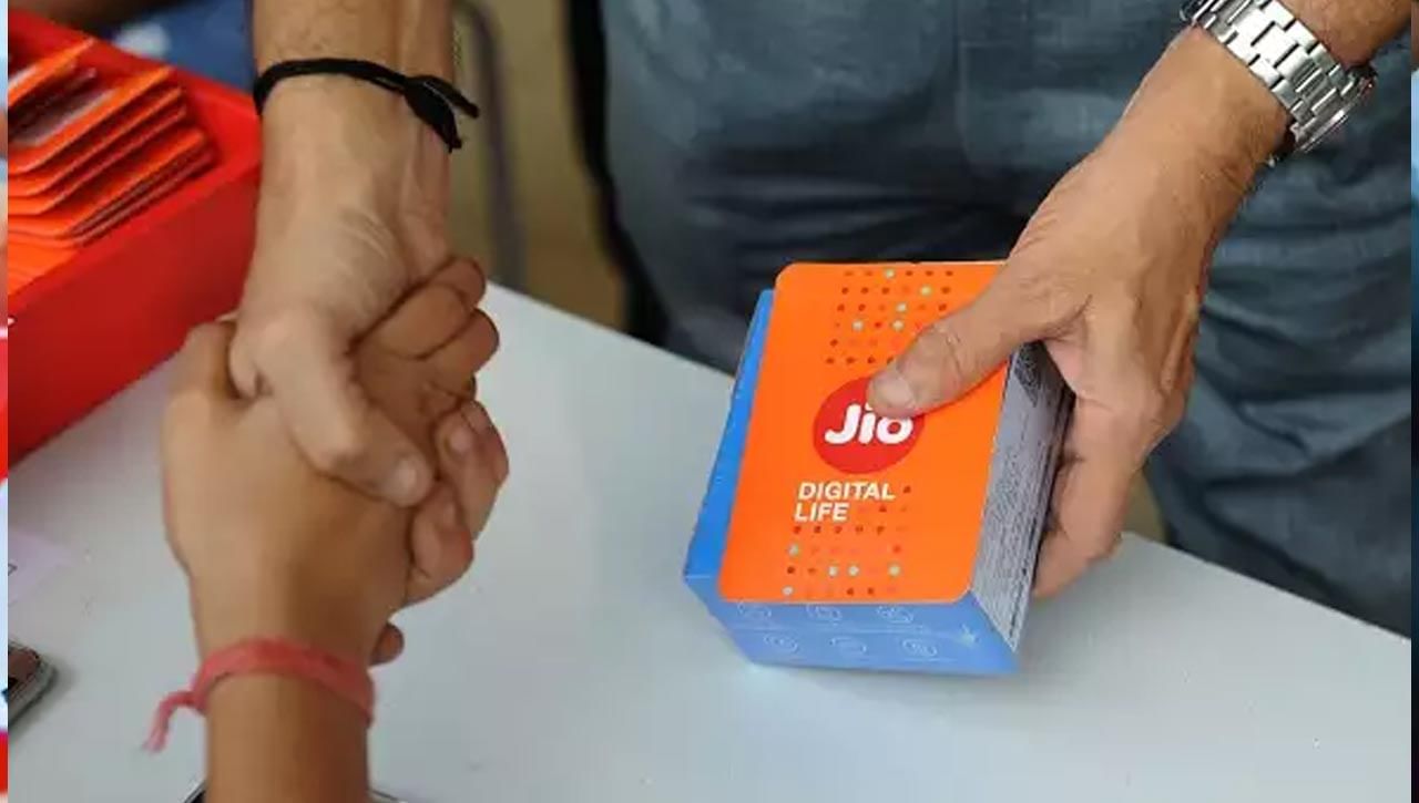 ఈ-కేవైసీ పేరుతో మెసేజ్‌ వచ్చిన ఫోన్‌ నెంబర్‌కు ఎట్టి పరిస్థితుల్లో కాల్‌ బ్యాక్‌ చేయకూడదని జియో అలర్ట్‌ చేసింది. సాధారణంగా కాల్‌ బ్యాక్‌ చేస్తే థార్డ్‌ పార్టీ యాప్‌లను డౌన్‌లోడ్‌ చేయని చెబుతారు. అలాచేస్తే మీ ఫోన్‌ను హ్యాకర్లు వారి ఆధీనంలోకి తీసుకెళ్లే అవకాశాలున్నాయి. 