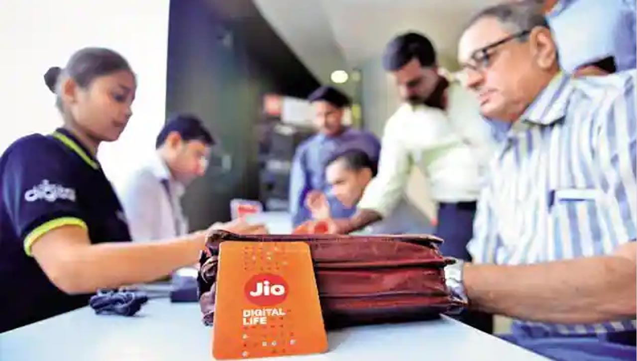 థార్డ్‌ పార్టీ యాప్‌లను డౌన్‌లోడ్‌ చేసుకోమని జియో కస్టమర్లను ఎప్పుడూ ఆదేశించదు. జియోకు సంబంధించిన అన్ని వివరాలు మై జియో యాప్‌లో మాత్రమే ఉంటాయని తెలిపింది. 