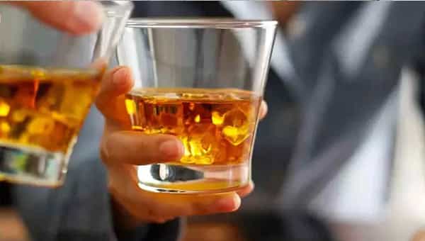 Andhra Pradesh: మద్యం బాటిల్లో చెత్తాచెదారం, పురుగులు.. ఈ సంఘటన ఎక్కడ జరిగిందంటే..