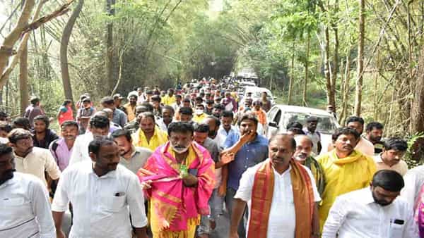Akepati Amarnath Reddy: అన్నమయ్య మార్గంలో కాలినడకన తిరుమలకు చేరుకున్న కడప జడ్పీ చైర్మన్ అమర్నాథ్రెడ్డి