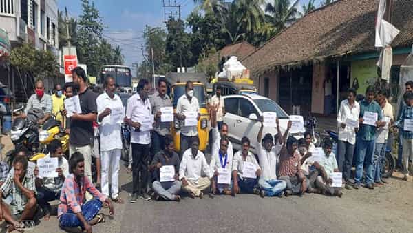 Undavalli Sridevi ఎమ్మెల్యే ఉండవల్లి శ్రీదేవి వ్యాఖ్యలపై కోనసీమ మాల మహానాడు ఆధ్వర్యంలో ధర్నా.. బహిరంగ క్షమాపణలు చెప్పాలని డిమాండ్..