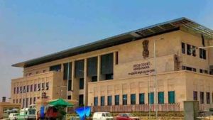 AP High Court: ఉద్యోగుల జీతాలను తగ్గించే హక్కు ప్రభుత్వానికి ఉంది..  తేల్చి చెప్పిన ఏపీ హైకోర్టు