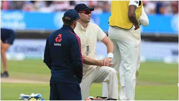 Ashes Series: యాషెస్ తొలి టెస్ట్కు ముందు ఇంగ్లండ్కు భారీ షాక్.. గాయంతో స్టార్ బౌలర్ దూరం..!