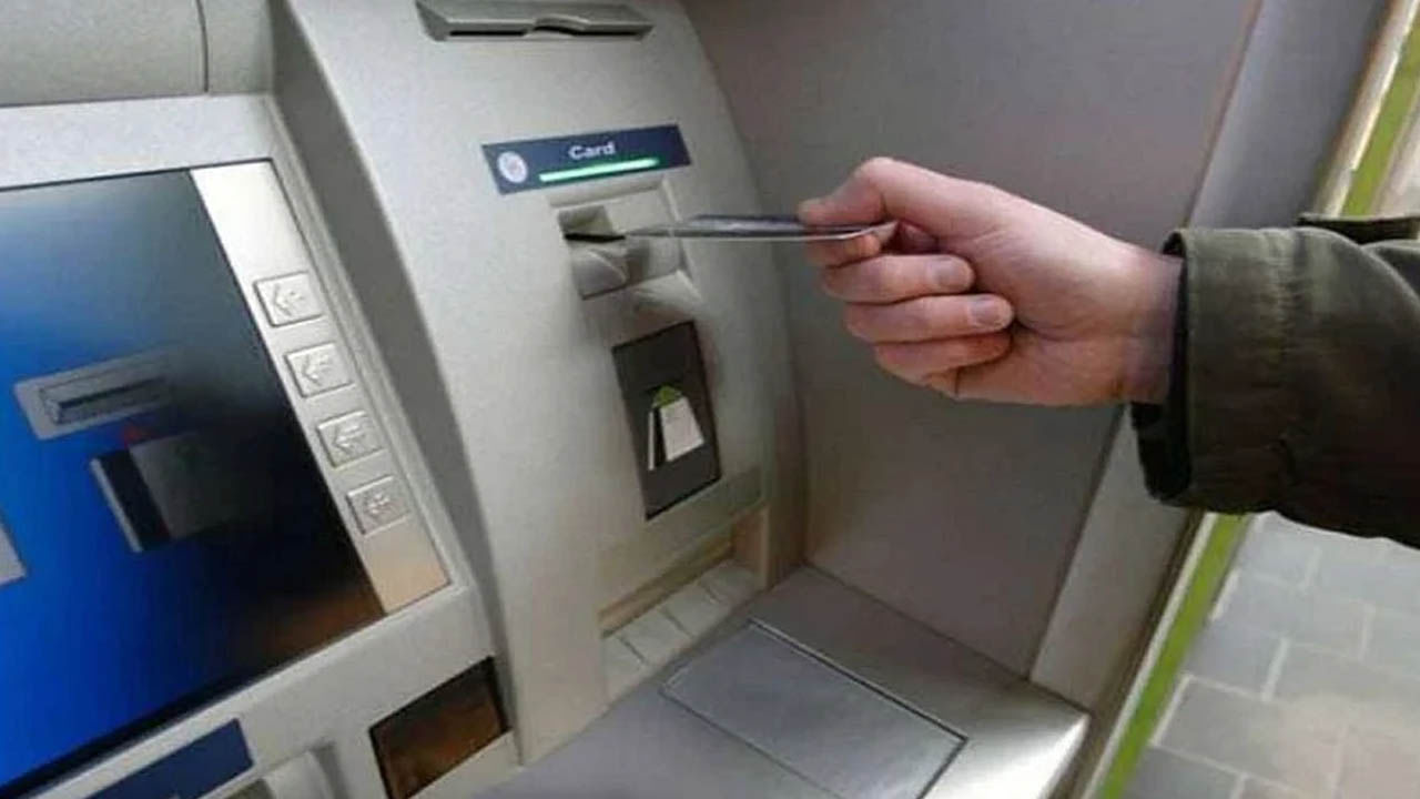 ATM Withdrawal: ఏటీఎంలో మీ డబ్బు చిక్కు పడిపోయిందా? అయితే..ఈ విషయంలో జాగ్రత్తలు తీసుకోండి.. లేకపోతే కష్టం!