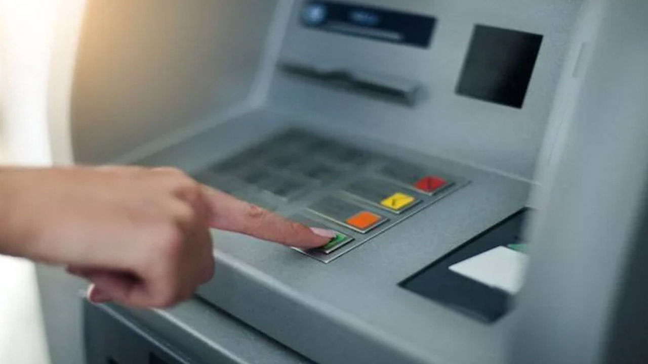 ATM Transcations: ఖాతాదారులకు షాకింగ్ న్యూస్.. జనవరి 1 నుంచి ఏటీఎం ఛార్జీలపై మరింత బాదుడు..