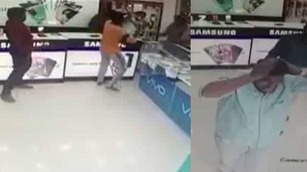 Watch Video: మొబైల్ షాప్లో గొడవ.. వేట కత్తితో రెచ్చిపోయిన ఉద్యోగి.. అసలేమైందో తెలుసా..? వీడియో