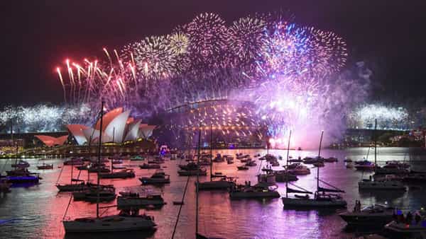 Happy New Year 2022: అందరికంటే ముందే మేమొచ్చాం.. 2022లోకి తొలి అడుగుపెట్టిన దేశం ఇదే..