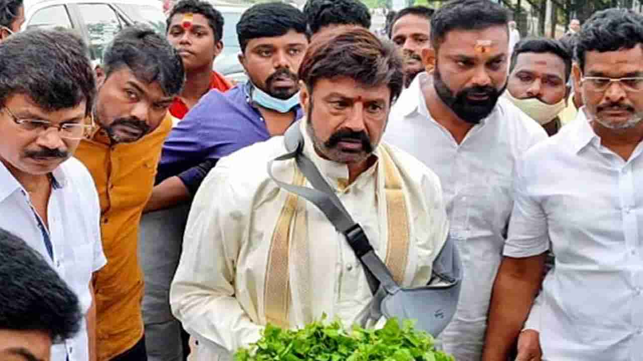 Balakrishna: సింహాచలం ఆలయానికి అఖండ చిత్రయూనిట్.. శ్రీ వరాహలక్ష్మీ నరసింహ స్వామిని దర్శించుకున్న బాలకృష్ణ..