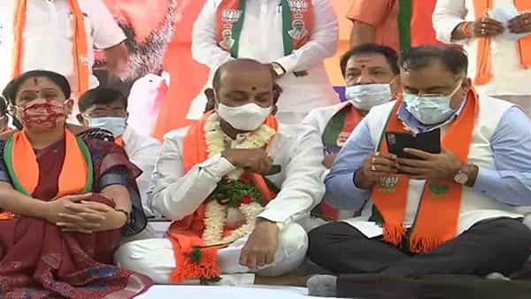 Bandi Sanjay Deeksha: బీజేపీ కార్యాలయంలో బండి సంజయ్ దీక్ష.. ఉద్యోగాల నియామకాలు చేపట్టాలని డిమాండ్