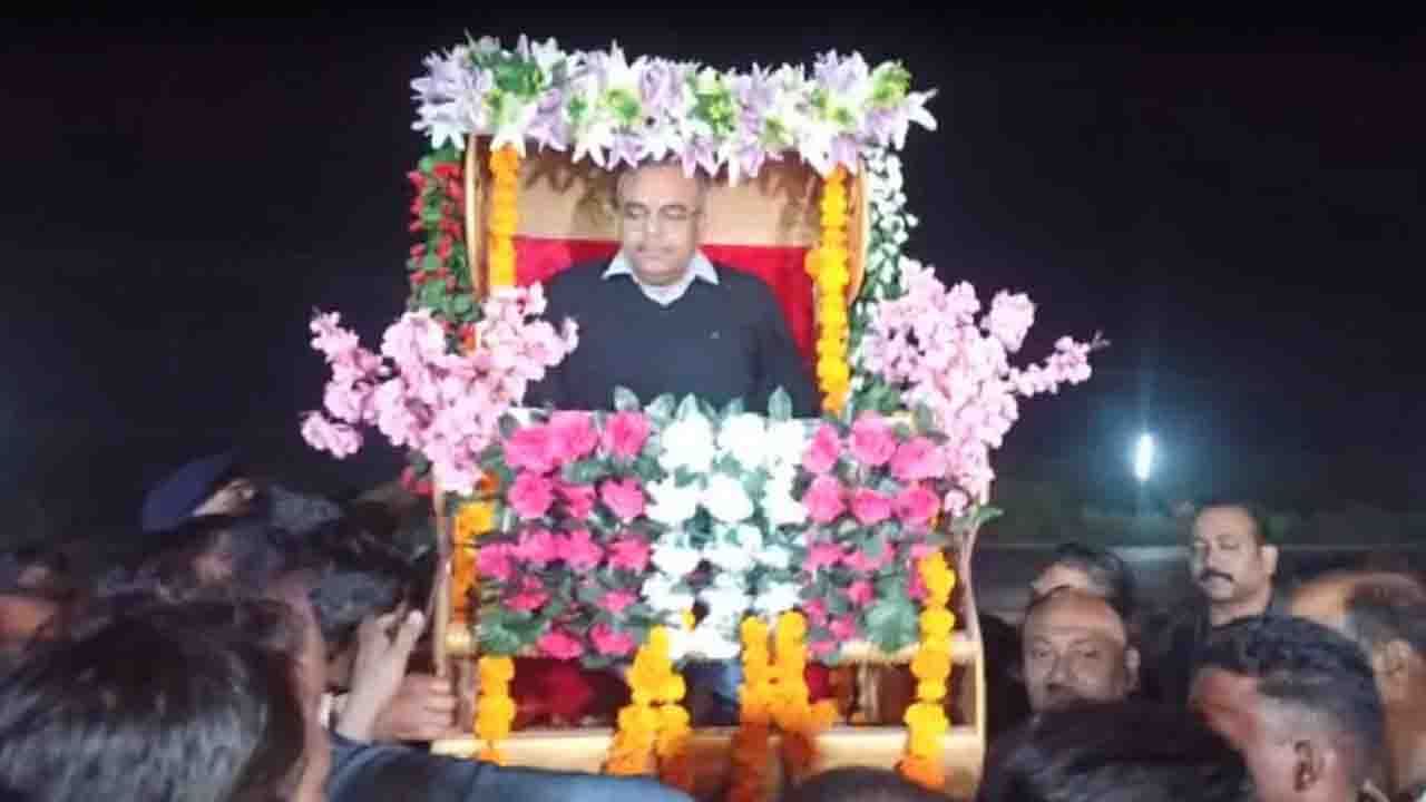 SP Farewell: మధ్యప్రదేశ్‌లో పోలీస్ సూపరింటెండెంట్‌ పల్లకీలో ఊరేగింపు.. ఎందుకో తెలుసా?
