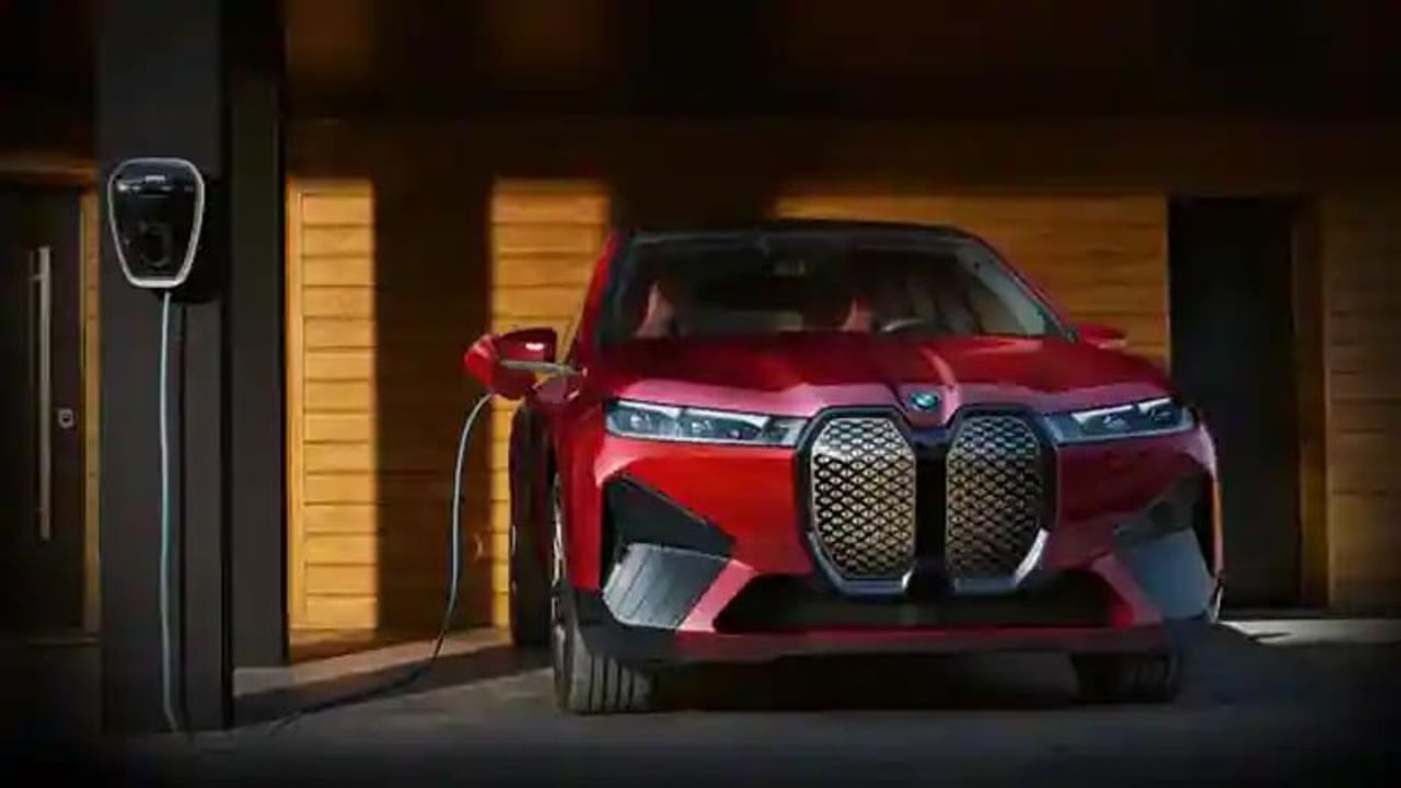 BMW Electric Car: ప్రస్తుతం పెట్రోల్‌, డీజిల్‌ ధరలు పెరుగుతున్న నేపథ్యంలో పలు వాహన సంస్థలు ఎలక్ట్రిక్‌ వాహనాల తయారీ వైపు మొగ్గు చూపుతున్నాయి. ఇప్పటికే పలు ఎలక్ట్రిక్‌ కార్లు, ద్విచక్ర వాహనాలు మార్కెట్లో విడుదల అవుతున్నాయి. ఇక ఎలక్ట్రిక్‌ కార్లు కూడా అందుబాటులోకి వస్తున్నాయి. ఇక తాజాగా జర్మనీకి చెందిన వాహన దిగ్గజం బీఎమ్‌డబ్ల్యూ (BMW) ఎలక్ట్రిక్‌ స్పోర్స్ట్‌ కారు ఎస్‌యూవీ ఐఎక్స్‌ను భారత్‌లో విడుదల చేసింది. అయితే రాబోయే ఆరు నెలల్లో ఇండియాలో విడుదల చేయబోయే మూడు ఎలక్ర్టిక్‌ వాహనాల్లో ఇది మొదటిది. 