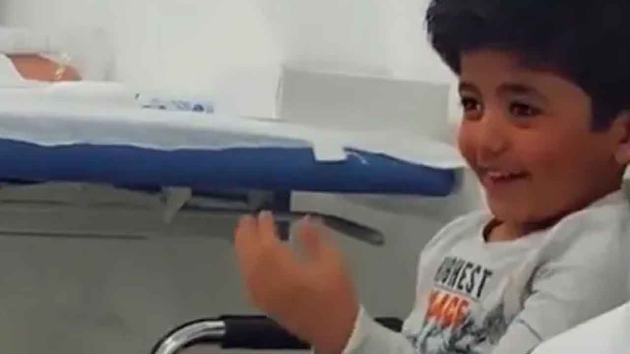 Viral Video: కృత్రిమ చేతిని పొందిన చిన్నారి.. మనసును కదిలిస్తున్న స్వచ్ఛమైన చిరునవ్వు.. అందమైన వీడియో మీకోసం..