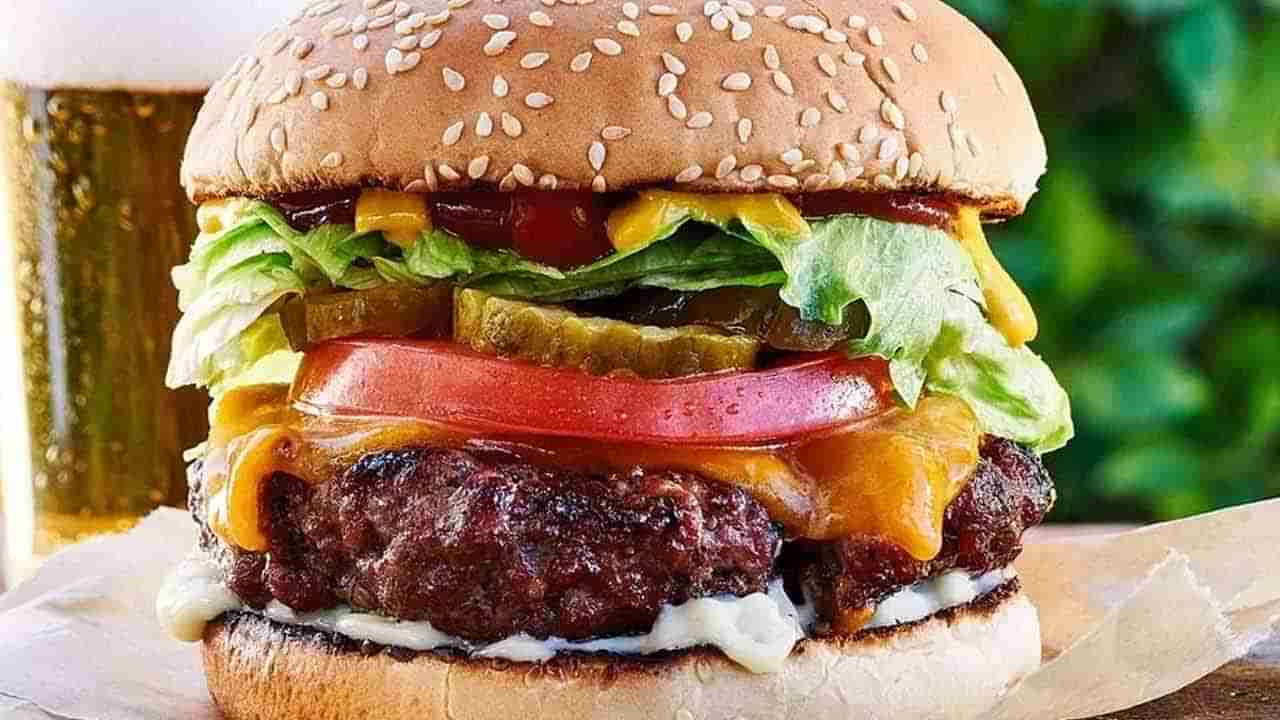 Viral: వీడు మామూలోడు కాదు.. 24 నిమిషాల్లో ఎన్ని బర్గర్లు తిన్నాడో తెలిస్తే నోరెళ్లబెడతారు.!