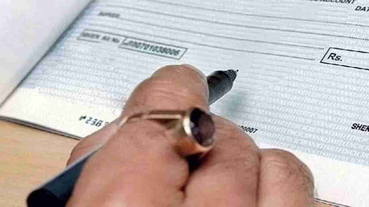 బ్యాంక్ చెక్ బుక్ కోసం దరఖాస్తు చేసి విసిగి పోయారా.. అయితే ఎస్బీఐ ఖాతాదారులైతే ఇలా చేయండి.