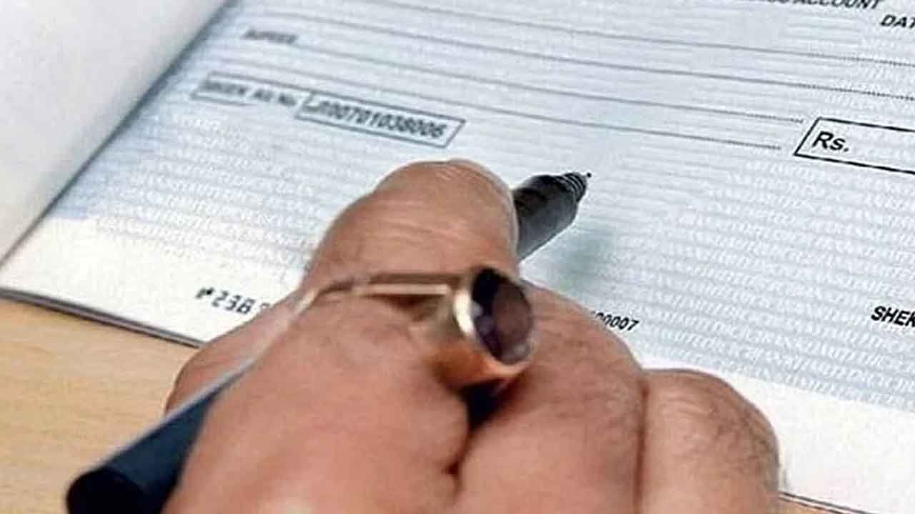 బ్యాంక్ చెక్ బుక్‌ కోసం దరఖాస్తు చేసి విసిగి పోయారా.. అయితే ఎస్‌బీఐ ఖాతాదారులైతే ఇలా చేయండి.