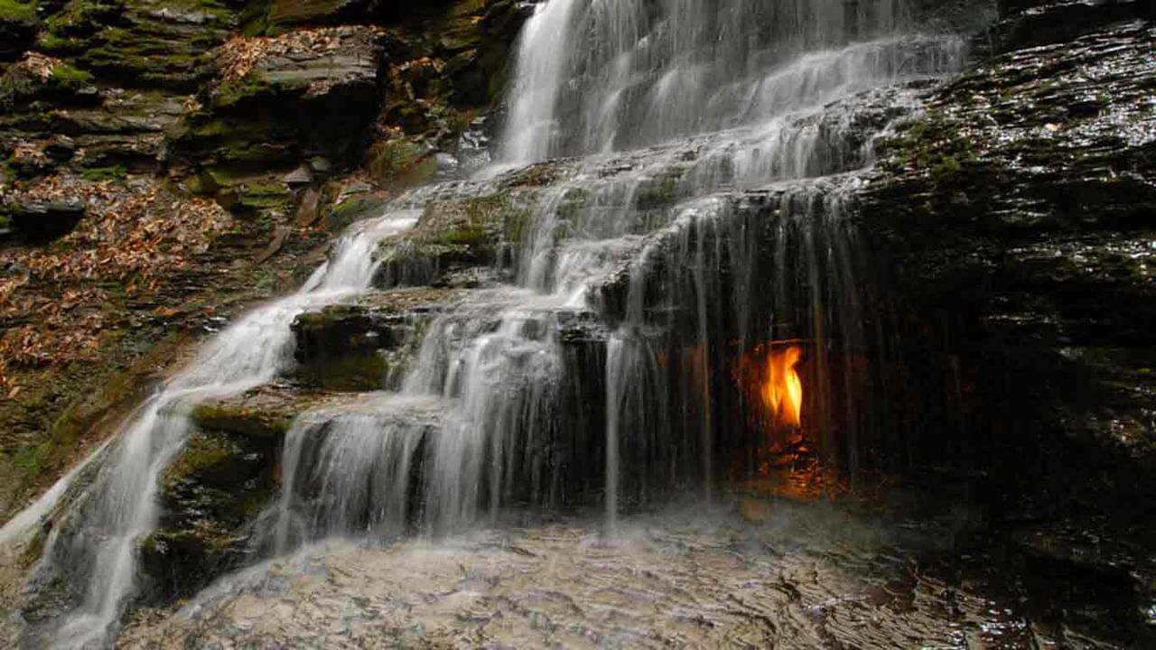 Chestnut Ridge Falls: జలపాతం వెనుక నిత్యం వెలుగుతున్న దీపం.. మిస్టరీ అంటున్న జనం.. గ్యాస్ అంటున్న సైన్స్.. ఎక్కడంటే..