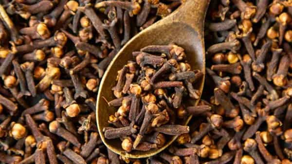 Clove Benefits: చలికాలంలో లవంగాలు తింటే మంచిదేనా?.. ప్రయోజనాలు తెలిస్తే అస్సలు వదిలిపెట్టరు..!