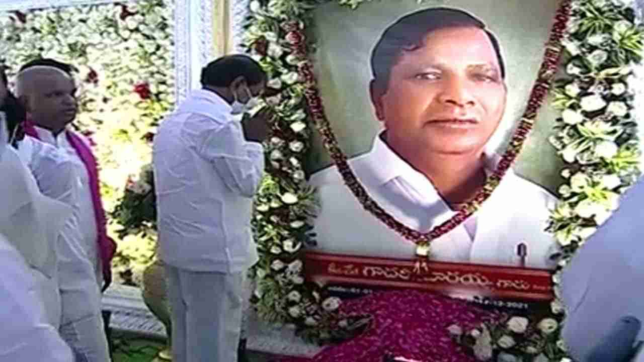 TS CM KCR: నల్లగొండ జిల్లాలో పర్యటిస్తున్న సీఎం.. ఎమ్మెల్యే గాదరి కిశోర్ కుటుంబాన్ని పరామర్శించిన కేసీఆర్‌