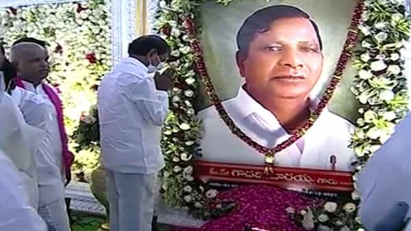 TS CM KCR: నల్లగొండ జిల్లాలో పర్యటిస్తున్న సీఎం.. ఎమ్మెల్యే గాదరి కిశోర్ కుటుంబాన్ని పరామర్శించిన కేసీఆర్