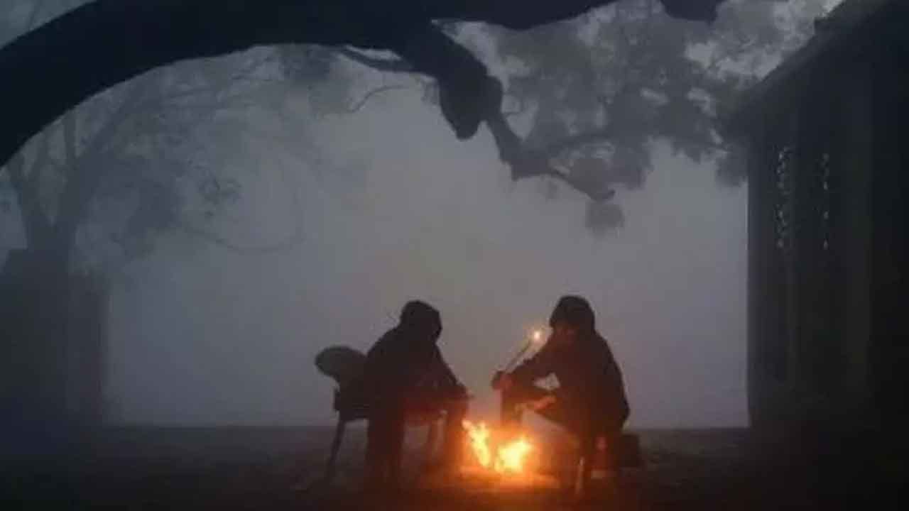 Cold-Intensity: తెలుగురాష్ట్రాలను వణిస్తున్న చలి.. అడవి జిల్లాలో కమ్మేసిన పొగ మంచు..