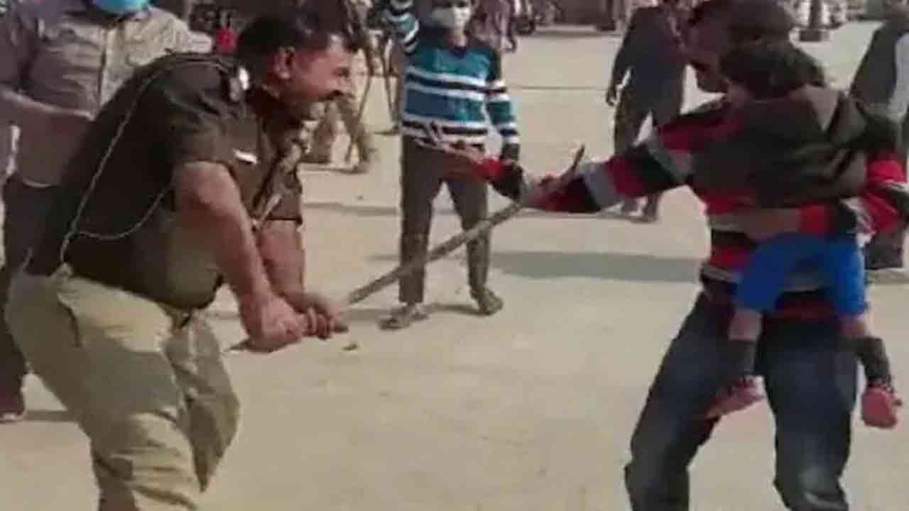 Watch Video: చేతిలో బిడ్డ ఉన్నా.. కనికరం లేకుండా కొట్టాడు.. ఎస్ఐ తీరుపై సర్వత్రా విమర్శలు.. వీడియో