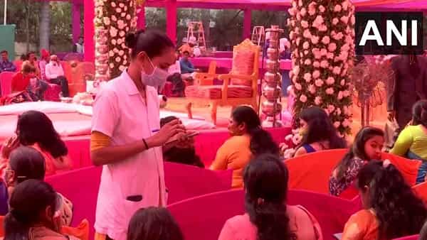 Covid Vaccine: వ్యాక్సిన్ తీసుకోని వారికి షాకిచ్చిన ఆరోగ్య బృందాలు.. పెళ్లిలో ఎంజాయ్ చేస్తుండగా..