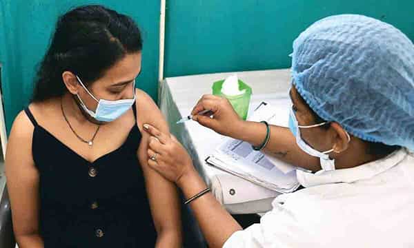 Covishield:ఒమిక్రాన్ వేరియంట్ భయాల నేపథ్యంలో సీరమ్ అలర్ట్.. కోవిషీల్డ్ బూస్టర్ కోసం డీసీజీఐకు దరఖాస్తు