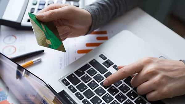 Credit Card Fraud: తిరిగిచ్చేసిన క్రెడిట్ కార్డులతో జల్సా.. మోసాలకు పాల్పడుతున్న బ్యాంకు ఉద్యోగి అరెస్ట్..