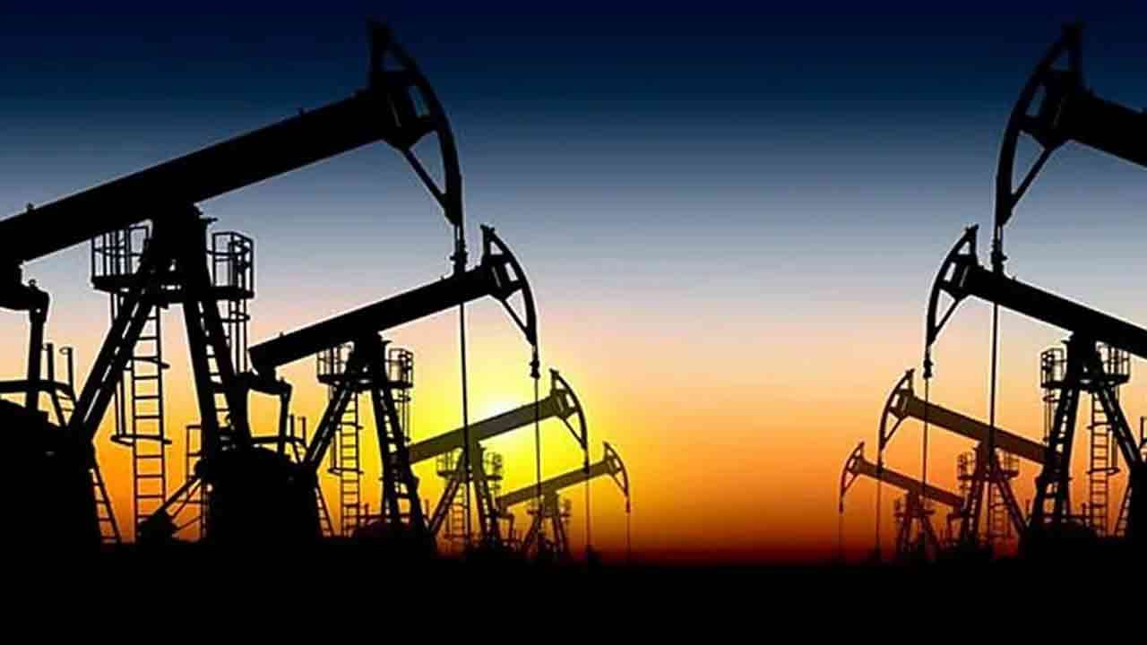 Crude Oil: సామాన్యులపై పెట్రో పిడుగు పడనుందా.. భారీగా పెరిగిన క్రూడాయిల్ ధర.. యుద్ధమే కారణమా..