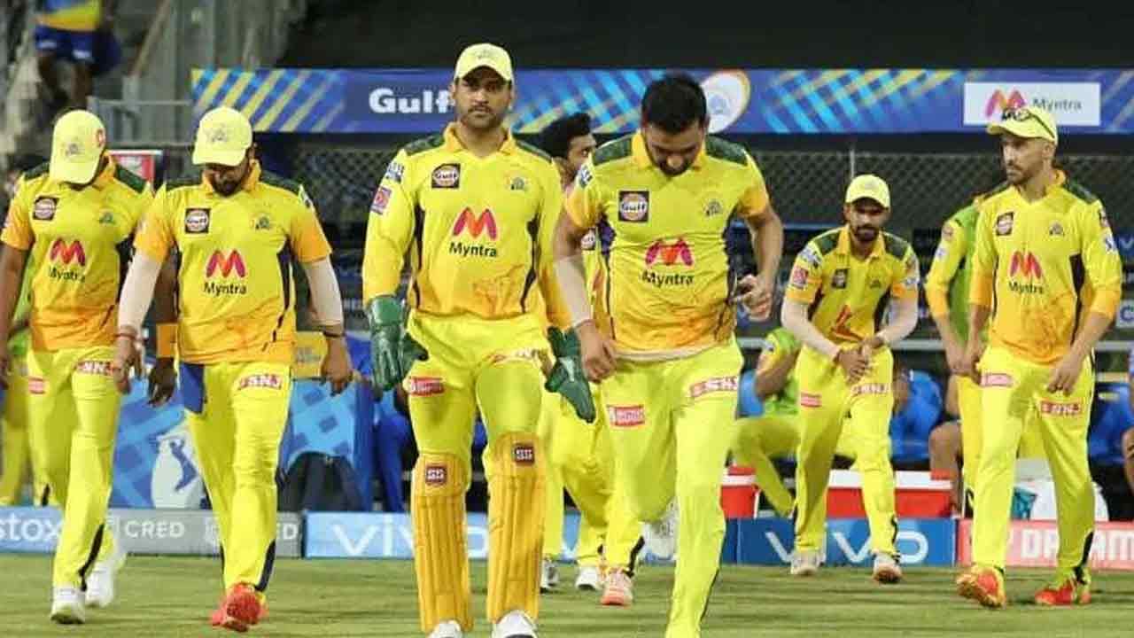 CSK IPL 2022 Retained Players: కీలక ప్లేయర్లను వదులుకున్న చెన్నై సూపర్ కింగ్స్.. జట్టు నుంచి ఎవరెవరు రిలీజ్ అయ్యారంటే..