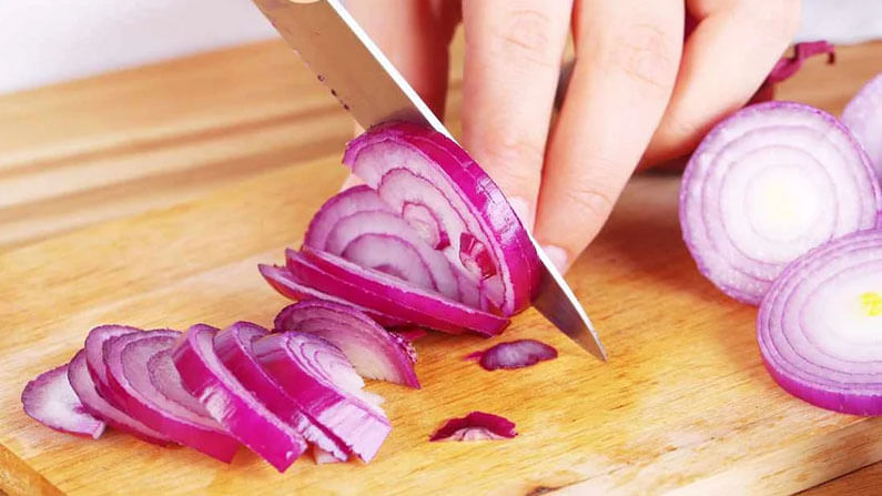 Onion Cutting: ఇంట్లో ఉల్లిపాయ కొస్తే కన్నీళ్ళు వస్తాయి.. హోటల్‌లో చెఫ్ ఏ ఇబ్బంది లేకుండా చకా చకా ఎలా కోసేస్తారు?