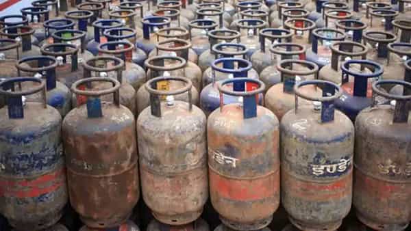 LPG Cylinder Prices: రూ.103.50 పెరిగిన కమర్షియల్ సిలిండర్ల ధర.. నేటి నుంచి అమల్లోకి..