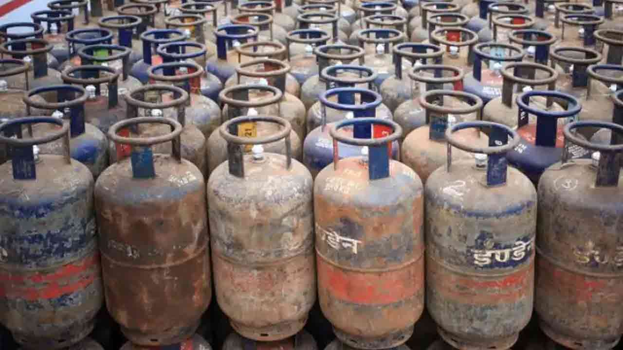 LPG Cylinder Prices: రూ.103.50 పెరిగిన కమర్షియల్ సిలిండర్ల ధర.. నేటి నుంచి అమల్లోకి..
