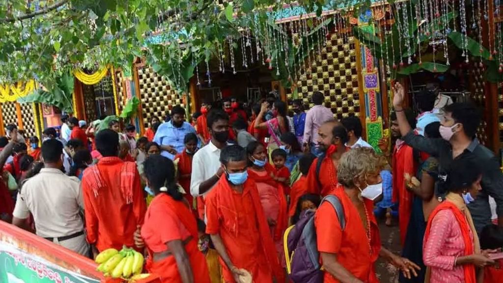 Vijayawada Indrakeeladri: ఇంద్రకీలాద్రి పై భవానీ దీక్ష విరమణలు ప్రారంభం.. భక్తుల కోసం ప్రత్యేక ఏర్పాట్లు.. Vijayawada Indrakeeladri: ఇంద్రకీలాద్రి పై భవానీ దీక్ష విరమణలు ప్రారంభం.. భక్తుల కోసం ప్రత్యేక ఏర్పాట్లు..