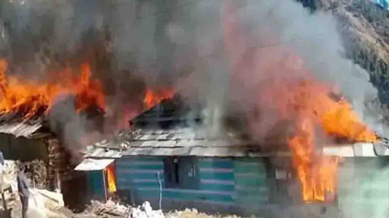 Fire Accident: హిమాచల్ ప్రదేశ్​లో ఘోర అగ్నిప్రమాదం...27 ఇళ్లు, పురాతన ఆలయం, 26 గోశాలలు దగ్ధం..!