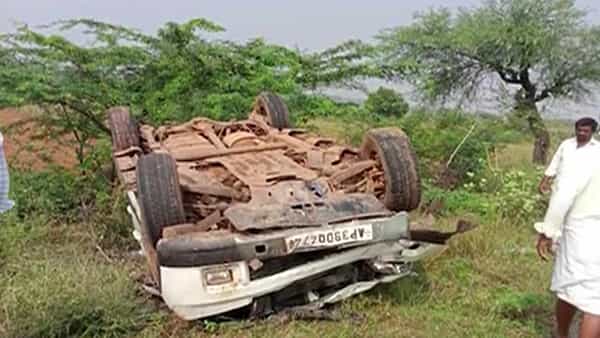 Road Accident: ఏపీలో రక్తమోడుతున్న రహదారులు.. అనంతపురం జిల్లాలో మరో ప్రమాదం.. ఐదుగురు అక్కడిక్కడే మృతి..