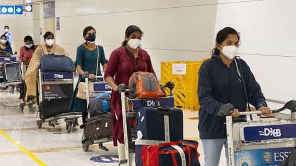 Covid New Guidelines: అంతర్జాతీయ రాకపోకలపై ఆంక్షలు.. విదేశాల నుంచి వచ్చే ప్రయాణికులకు కొత్త మార్గదర్శకాలు!