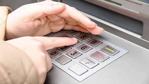 Fraud alert: డెబిట్ కార్డ్ మోసాలకు చెక్ పెట్టేందుకు ఈ చిట్కాలను అనుసరించండి.. మీ డబ్బు సేఫ్గా ఉంటుంది..