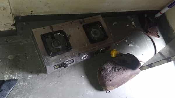 Gas Cylinder Blast: ఇంట్లో పేలిన గ్యాస్ సిలిండర్.. నలుగురికి తీవ్రగాయాలు.. ఇద్దరి పరిస్థితి విషమం..
