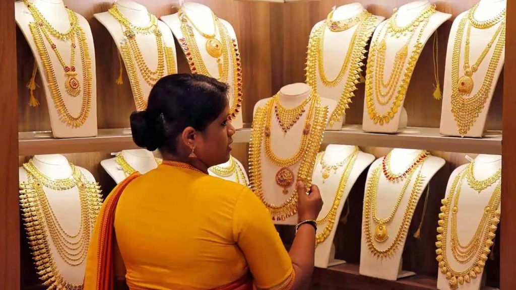 Gold Price Today: మహిళలకు బ్యాడ్‌ న్యూస్‌.. మళ్లీ పెరిగిన బంగారం ధరలు.. తులం గోల్డ్‌ రేట్‌ ఎంతంటే..?