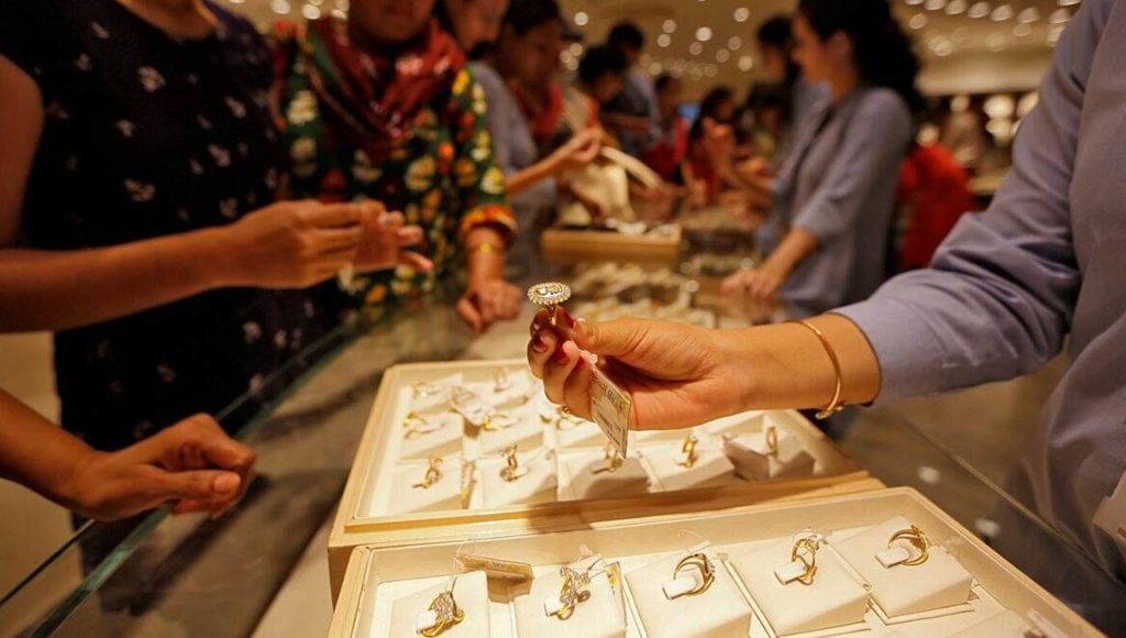 Gold Price Today: దేశంలోని అన్ని ప్రధాన నగరాల్లో భారీగా తగ్గిన బంగారం ధరలు.. ఈరోజు తులం గోల్డ్ రేట్ ఎంతంటే.. Gold Price Today: దేశంలోని అన్ని ప్రధాన నగరాల్లో భారీగా తగ్గిన బంగారం ధరలు.. ఈరోజు తులం గోల్డ్ రేట్ ఎంతంటే..