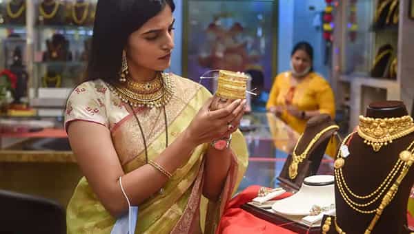 Gold Price Today: స్థిరంగా బంగారం ధరలు.. హైదరాబాద్లో తులం గోల్డ్ రేట్ ఎంతంటే..?