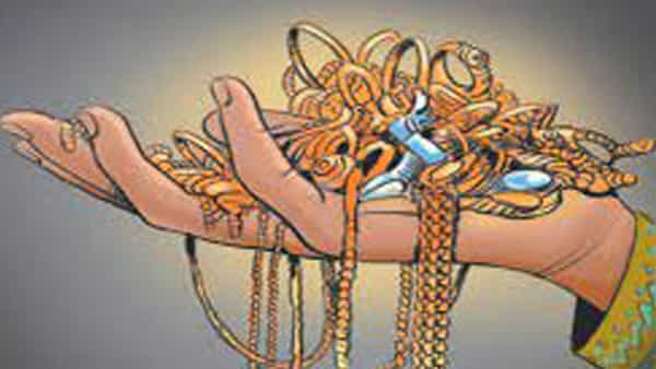 Andhra Pradesh: మెడలో నగలు ఉంటే పెన్షన్ రాదట.. అది నమ్మిన వృద్ధురాలి పరిస్థితి ఏమైందంటే..
