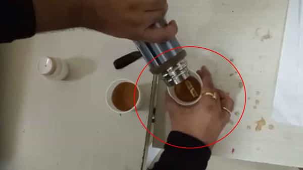 Gold Seized: గోల్డ్ స్మగ్లర్ల కొత్త దారి.. కాఫీ ప్లాస్కోలో బంగారం.. అది చూసి అధికారుల షాక్..