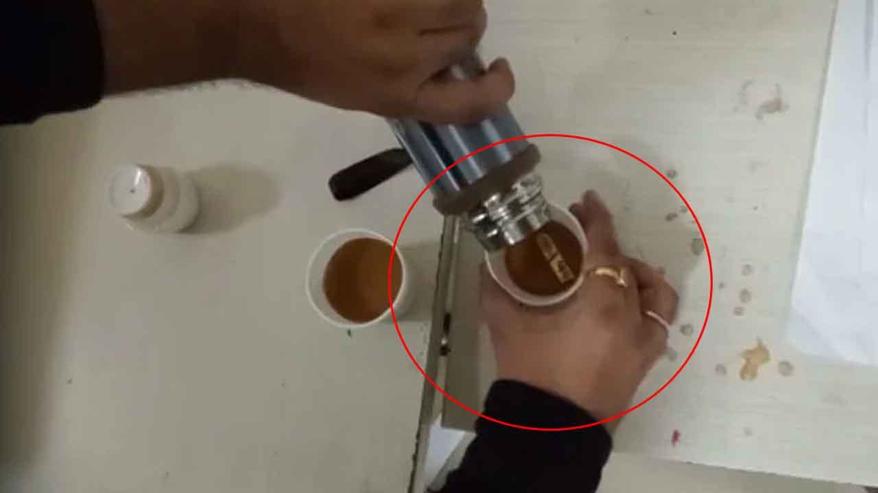 Gold Seized: గోల్డ్ స్మగ్లర్ల కొత్త దారి.. కాఫీ ప్లాస్కోలో బంగారం.. అది చూసి అధికారుల షాక్..